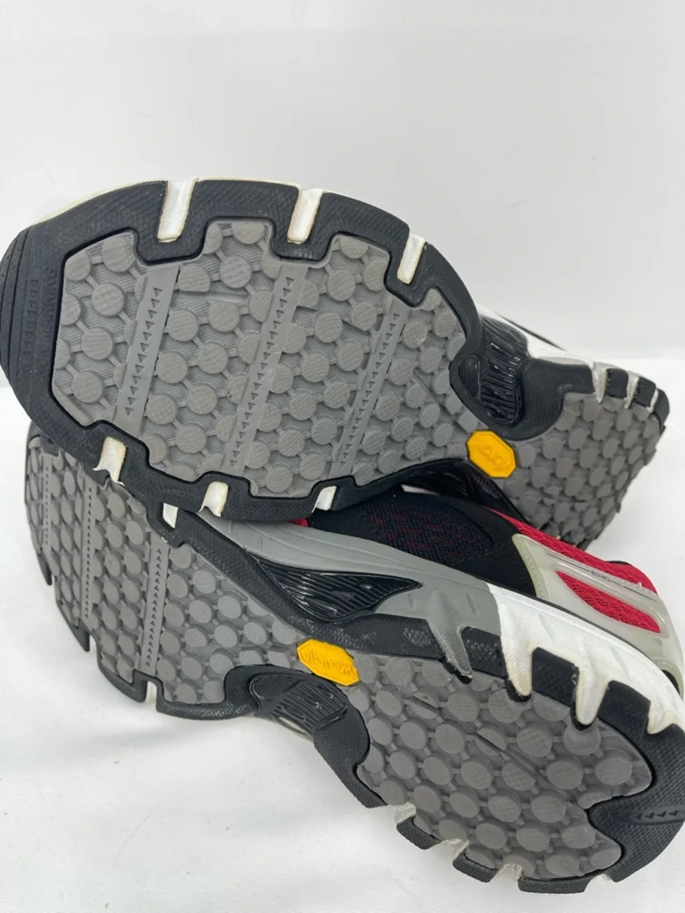 ABEO REGAL  Vibram Men's Red and Black Athletic Sneaker SIZE 9M LIKE NEW